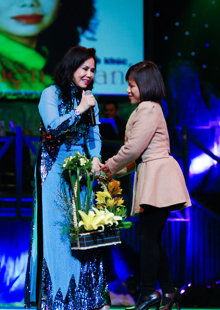 Thanh[-]Tuyền[-]nghẹn[-]ngào,[-]Hoài[-]Linh[-]giở[-]'miếng[-]hài'